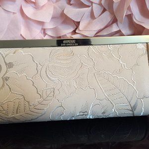 NEW! 🎁🔥 Guess Clutch